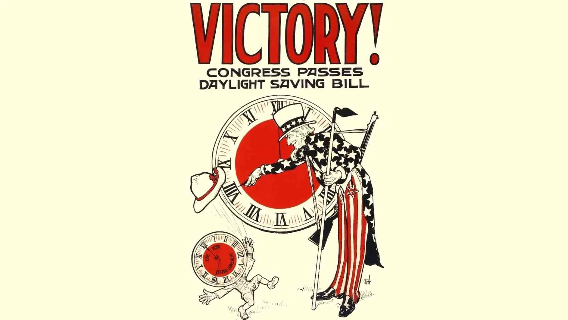 這是一幅色彩鮮豔的復古海報，畫面中，身著星條旗服裝的山姆大叔正俯身調整一個巨大的羅馬數字時鐘的指針，時鐘中心是紅色的。在他下方，一個身材矮小的人正焦急地奔跑，手裡拿著一個小鐘，顯示時間已經提早了一個小時。海報頂部的文字寫著：「勝利！國會通過夏令時法案。」這種風格讓人聯想到20世紀初美國的政治或戰爭海報。