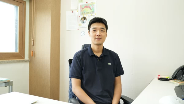 辦公桌旁的男人