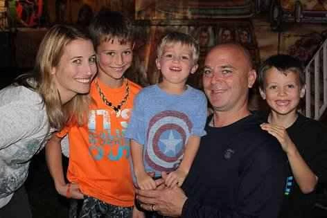 由父母和三個兒子組成的家庭