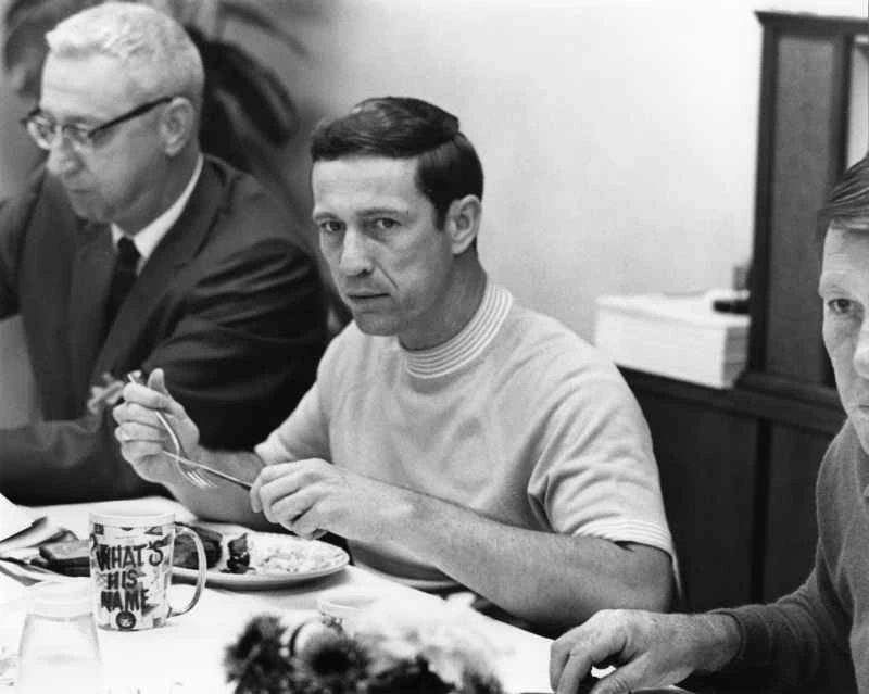 艾澤爾和「他叫什麼名字？」馬克杯。