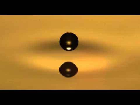 觀看這滴水在液體上「行走」[影片]