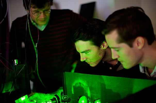 在室溫下，鑽石量子位元可以保持資料近兩秒鐘。