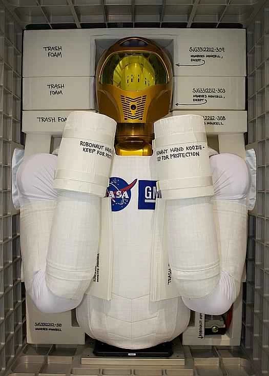 機器人太空人，裝在箱子裡