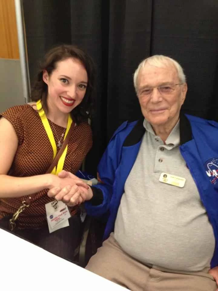 一位女士與老太空人卡彭特握手