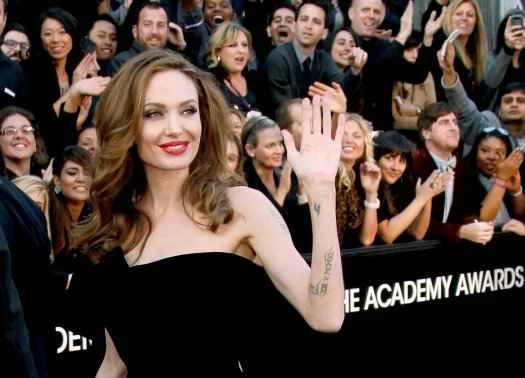 一抹紅色會讓女人更有魅力嗎？