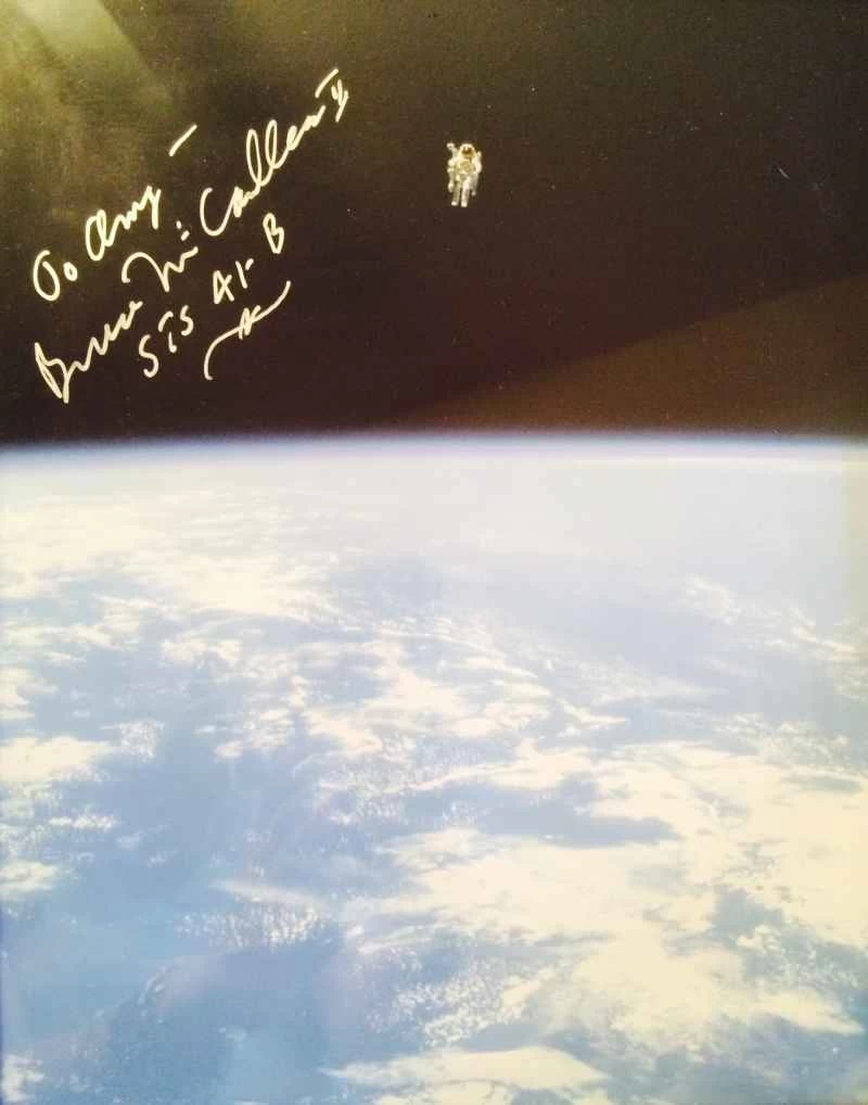 麥坎德利斯簽名版的標誌性作品《EVA》。