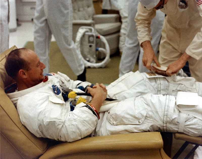 阿波羅12號的發射是一次有午餐和閃電的壯舉