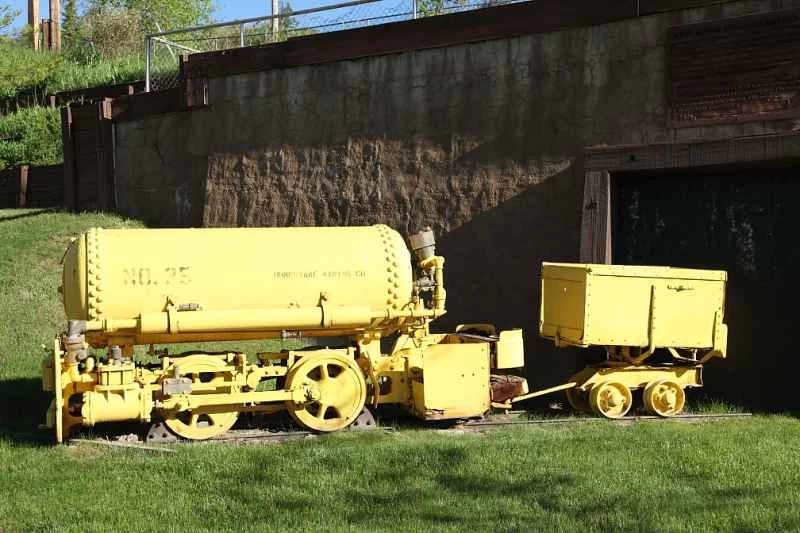 在南達科他州地下深處，一座礦井變成了物理實驗室，礦工們重返工作崗位。